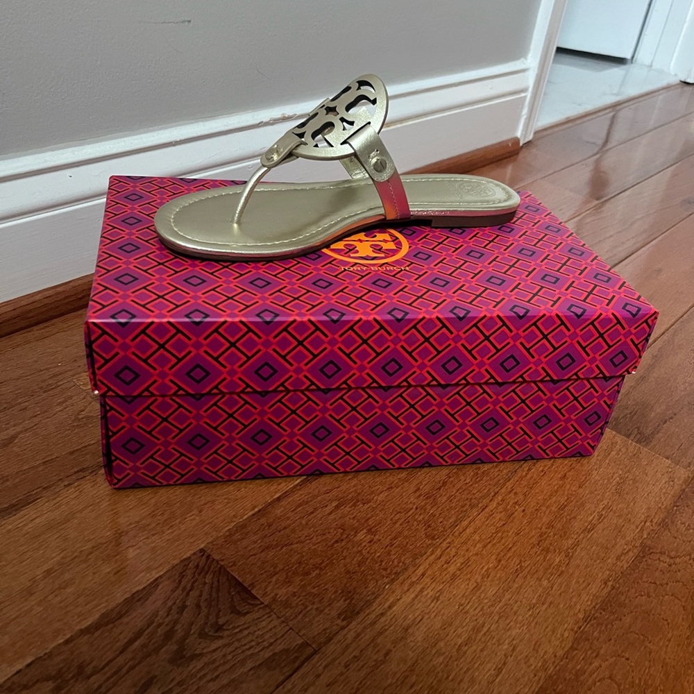 Tory Burch Gold Sandals with Signature Medallion NWT Size 7